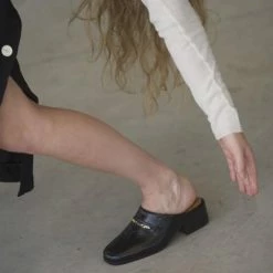 Anne Thomas Morris Mule Chain Moroder Black