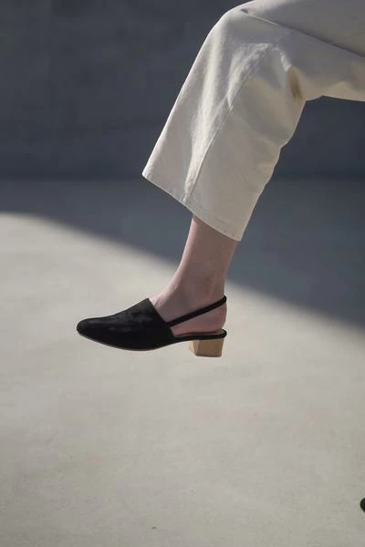 Anne Thomas Williamsburg Velours Black 3 Anne Thomas Williamsburg Velours Black